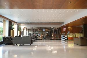 eine Lobby mit Sofas und Stühlen in einem Gebäude in der Unterkunft Devka Beach Resort in Daman + 250 Fotos