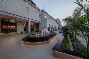 a shopping mall with a fountain in the middle at Hotel Highway Prince Behror in Behror