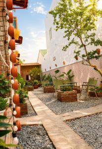 a courtyard with a table and chairs and a tree at YARA - Stay & Coffee in Mỹ Ðuc
