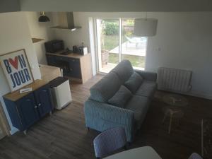 a living room with a couch and a kitchen at Domaine des Bichettes in Mareuil-sur-Lay