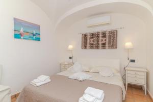 a bedroom with two beds with towels on them at Villa Roccia d'oro piscina privata in Porto San Paolo +29 photos