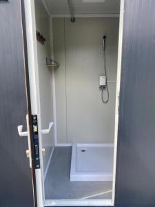 a small bathroom with a shower and a tub at Zimnik Camp in Lipowa