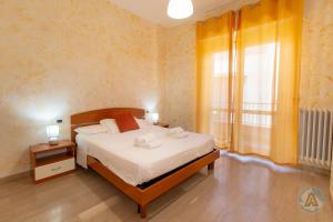 a bedroom with a bed and a large window at 62 - Accogliente a due passi dal mare in Silvi Paese