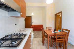 a kitchen and dining room with a stove and a table at 62 - Accogliente a due passi dal mare in Silvi Paese