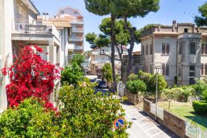 a view of a city street with red flowers at 62 - Accogliente a due passi dal mare in Silvi Paese