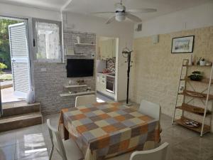 a kitchen and dining room with a table and chairs at Casa de Diego in Francavilla al Mare