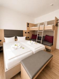 Ліжко або ліжка в номері HOLI City Apart Hotel Berlin +126 фото