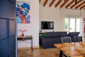 a living room with a couch and a table at Finca cataleya in Noez
