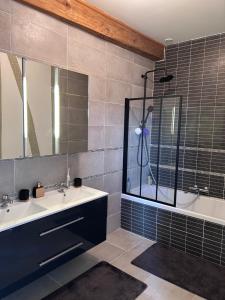 a bathroom with two sinks and a shower and a tub at Les Blancs - Maison de maître entourée de vignes in Lisle-sur-Tarn +67 photos
