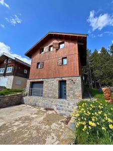 a building with a red roof on top of it at CONFORTABLE CHALET INDIVIDUEL SUR PYRENEES 2000 in Font-Romeu
