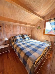 a bedroom with a bed in a wooden room at CONFORTABLE CHALET INDIVIDUEL SUR PYRENEES 2000 in Font-Romeu