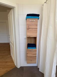 a room with a closet with two wooden drawers at Kaiserlich schlafen in der alten Post in Oelsnitz