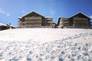 a lodge in the snow with footprints in the snow at TERRESENS Le Caprice Blanc in La Toussuire