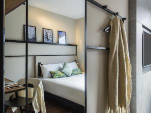 a guest room with a bed and a desk at ibis Brussels Centre Chatelain in Brussels +49 photos