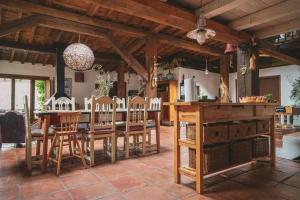 a kitchen and dining room with a table and chairs at Casa Corazón de piedra en el Río Dulce in Aragosa