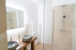 a bathroom with two sinks and a shower at Parnaydisiaque in Parnay +9 photos