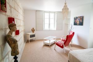 a room with a bed and a table and chairs at Parnaydisiaque in Parnay