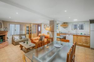 a kitchen and living room with a table and chairs at Casa Romo 1 in Chavida