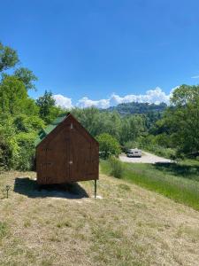 a smallshed sitting in the middle of a field at Altaluna tiny house sotto le stelle in Trebbiantico