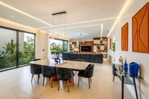 a dining room with a table and chairs at Villa Gaspard - Piscine et jardin Privée Sans vis-à-vis Wifi HD in Marrakesh