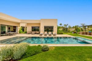 a swimming pool in the backyard of a house at Villa Gaspard - Piscine et jardin Privée Sans vis-à-vis Wifi HD in Marrakesh