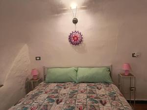 a bedroom with a bed with two pink lamps at Barrique in Villa Viani
