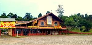 a hotel cabin with a sign in front of it at Pousada Catuaí in Siqueira Campos