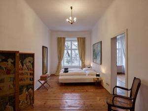 a bedroom with a bed and a window at Schloss Hollenburg Aparte Apartments in Krems an der Donau