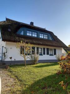 a white house with a gambrel roof at Ferienhaus Sonnenpier in Putbus