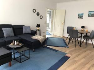 a living room with a couch and a table at Ferienwohnung Wellenkamp in Itzehoe