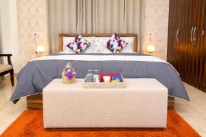 a bedroom with a bed and a table with a bed sidx sidx sidx at Noon Villa in Kanethi