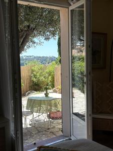 a sliding glass door leading to a patio with a table at Pitch Provence B&B in Ollioules