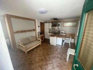 a living room with a couch and a kitchen at Calle del Palazzo 12 in Grado