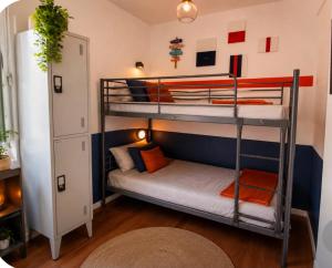 a room with two bunk beds and a couch at Ria Surf & Stay in Faro