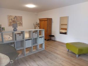 a room with a white shelf and a mirror at Ferienwohnung Gartenweg in Strullendorf