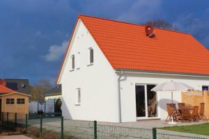 a white house with an orange roof at Jonas in Rerik
