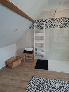 a room with a table and a wall with tiles at Les oiseaux de passage - chambre d hôtes, paisible in Gaillon