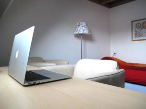 a laptop computer sitting on top of a table at B&B Vincent's Attic in Ede