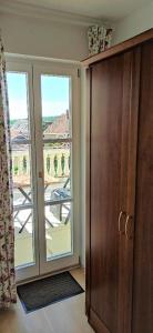 ein Zimmer mit Tür und Blick auf einen Balkon in der Unterkunft Villa Scheckenbach in Sommerach