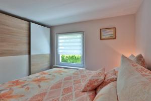 a bedroom with a bed and a window at Bungalow Wolfgang in Kühlungsborn