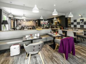 a restaurant with tables and chairs and a bar at ibis Styles Saint Brieuc Plerin in Plérin