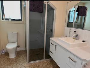 a bathroom with a shower and a toilet and a sink at Executive Accommodation Bairnsdale in Bairnsdale