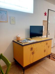 a yellow desk with a computer on top of it at Casa Vacanze 9 Cavalieri in Maglie +19 photos