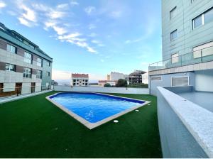 a swimming pool on the roof of a building at Costa Canido I in Malpica