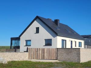 ein weißes Haus mit schwarzem Dach in der Unterkunft Villa Intensity in Bastogne