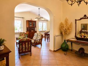 an archway in a living room with chairs and a table at Holiday House Nemi in Monte Porzio