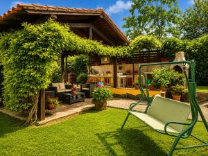 a garden with a bench in front of a house at Holiday House Nemi in Monte Porzio