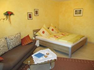 ein Wohnzimmer mit einem Bett und einem Sofa in der Unterkunft Apartment Abendstille mit Balkon und TG in Bamberg