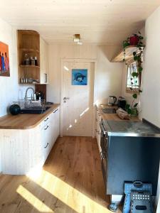 a small kitchen with a sink and a stove at Tiny House Hubert von Auernheim in Treuchtlingen