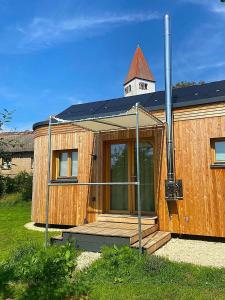 a wooden building with a porch and a tower at Tiny House Hubert von Auernheim in Treuchtlingen